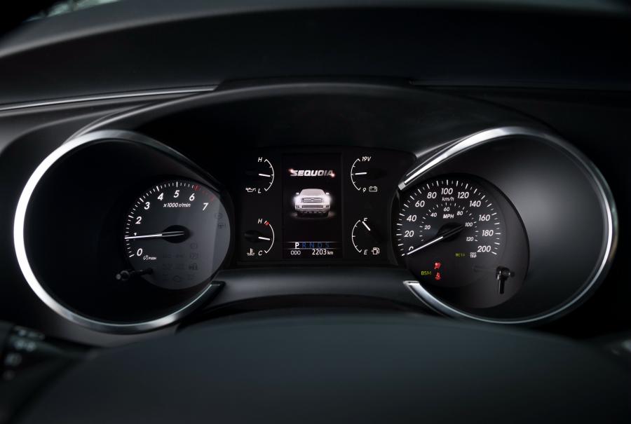 Панель приборов Toyota Sequoia SR5 2017 года  (фото 19 из 21)
